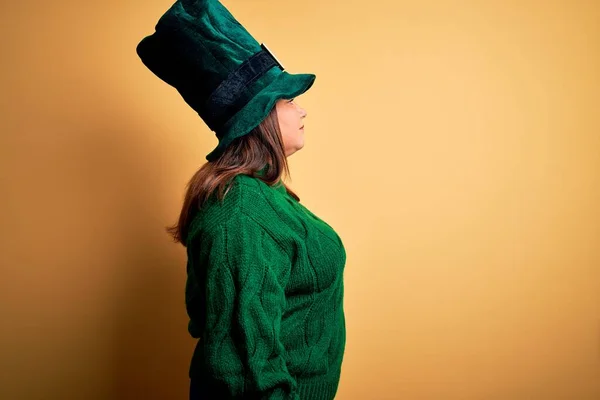 Young Beautiful Size Woman Wearing Green Hat Clover Celebrating Saint — 스톡 사진
