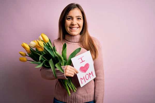 Hermosa Mujer Sosteniendo Papel Con Amor Mamá Mensaje Tulipanes Celebrando — Foto de Stock