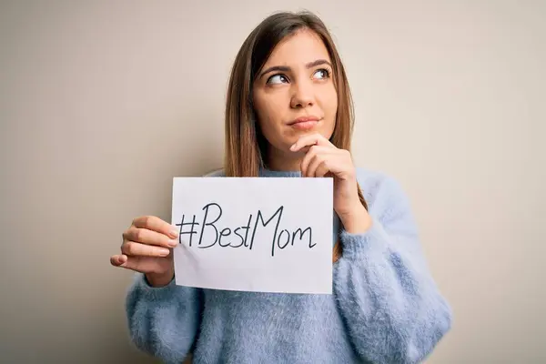 Young Beautiful Woman Holding Paper Best Mom Message Celebrating Mothers — 스톡 사진