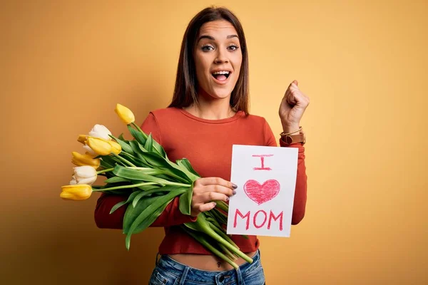 Mulher Bonita Celebrando Mães Dia Segurando Amor Mãe Mensagem Buquê — Fotografia de Stock