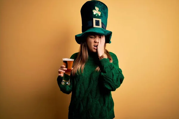 Jovem Mulher Bonita Vestindo Chapéu Verde Beber Copo Cerveja Dia — Fotografia de Stock