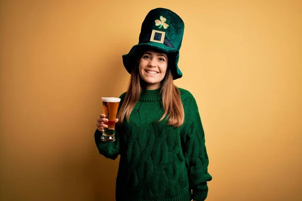 Giovane Bella Donna Che Indossa Cappello Verde Bere Bicchiere Birra — Foto Stock