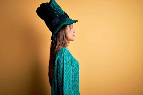 Young Beautiful Brunette Woman Wearing Green Hat Clover Celebrating Saint — 스톡 사진