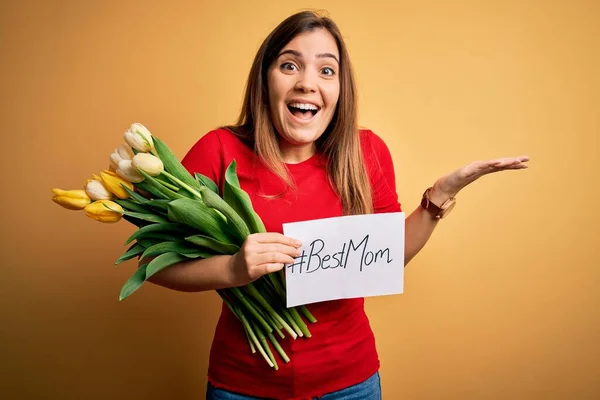 Mooie Vrouw Met Papier Met Beste Moeder Boodschap Tulpen Vieren — Stockfoto