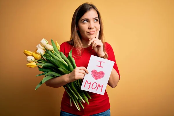 Mooie Vrouw Houden Papier Met Liefde Moeder Boodschap Tulpen Vieren — Stockfoto