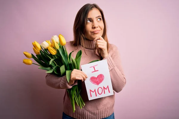 Красива Жінка Тримає Папір Любов Мама Повідомлення Тюльпани Святкування Дня — стокове фото