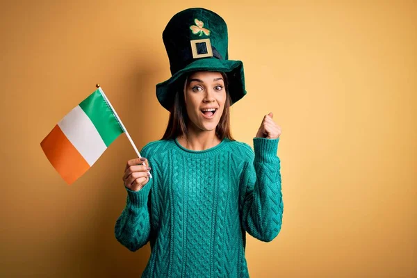 Красивая Женщина Зеленой Шляпе Празднует День Святого Патрика Держа Ирландский — стоковое фото