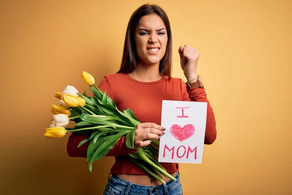 Mulher Bonita Celebrando Mães Dia Segurando Amor Mãe Mensagem Buquê — Fotografia de Stock