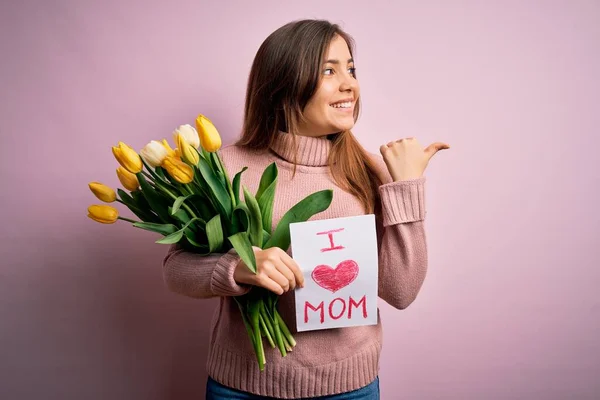 Beautiful Woman Holding Paper Love Mom Message Tulips Celebrating Mothers — Stock Photo, Image
