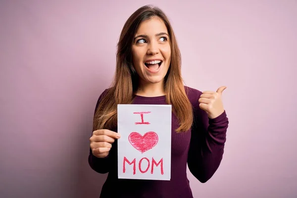 Young Beautiful Woman Holding Paper Love Mom Message Celebrating Mothers — Stock Photo, Image