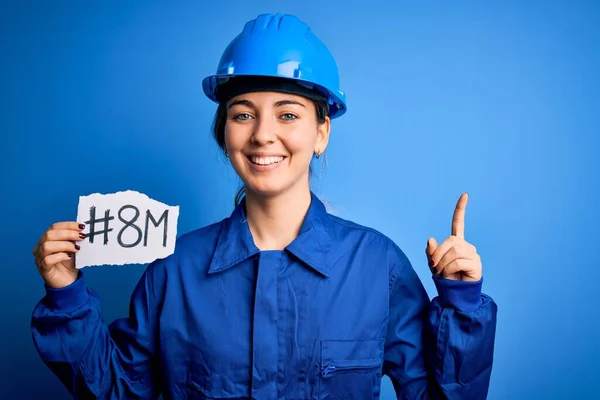 Schöne Arbeiterfrau Mit Hut Und Uniform Die Den Frauentag März — Stockfoto