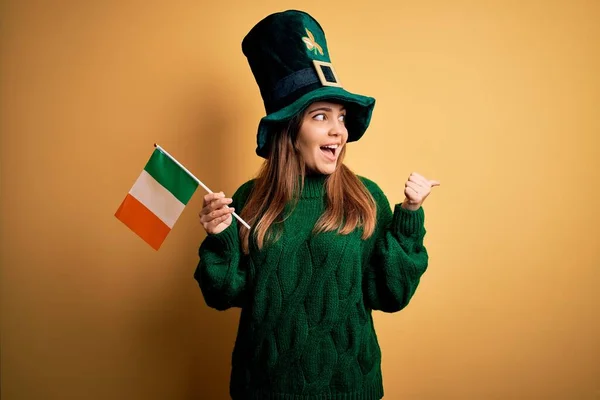 Красивая Женщина Зеленой Шляпе Ирландским Флагом День Святого Патрика Показывая — стоковое фото