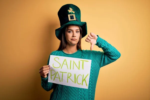 Mujer Con Sombrero Verde Celebrando Día San Patricio Sosteniendo Pancarta — Foto de Stock