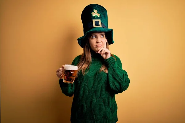 Giovane Bella Donna Che Indossa Cappello Verde Bere Barattolo Birra — Foto Stock