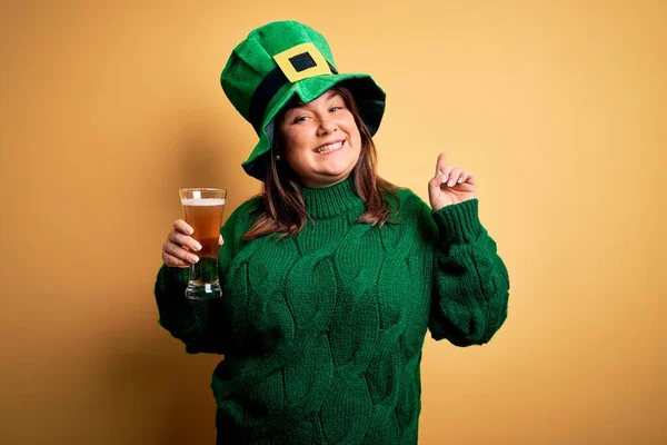 Joven Hermosa Mujer Talla Grande Con Sombrero Verde Celebrando Día — Foto de Stock