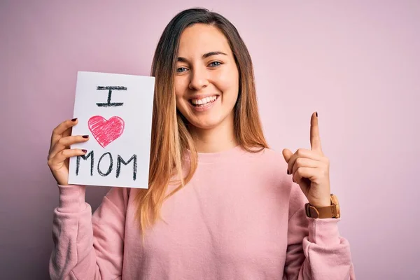 Fiatal Gyönyörű Kezében Papír Szeretettel Anya Üzenet Ünnepli Anyák Napja — Stock Fotó