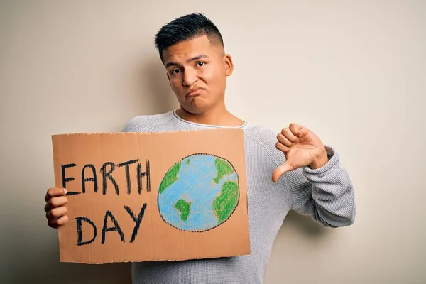 Joven Hombre Latino Guapo Sosteniendo Pancarta Pidiendo Tierra Conservación Del — Foto de Stock