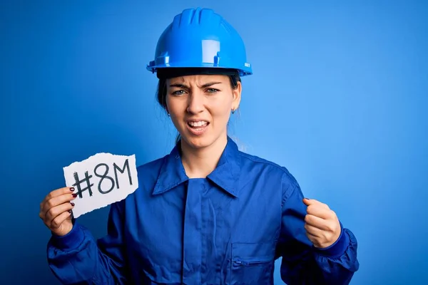 Schöne Arbeiterfrau Mit Hut Und Uniform Feiert Den März Frauentag — Stockfoto