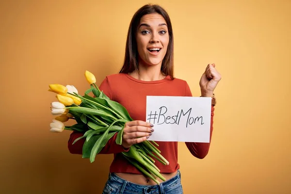 Mulher Bonita Celebrando Dia Das Mães Segurando Melhor Mensagem Mãe — Fotografia de Stock