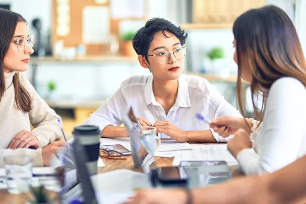 Gruppe Von Geschäftsleuten Die Büro Zusammenarbeiten — Stockfoto