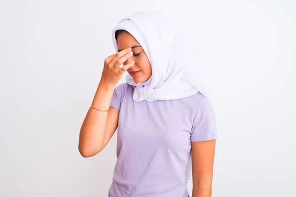 Menina Árabe Bonita Nova Vestindo Hijab Sobre Fundo Branco Isolado — Fotografia de Stock