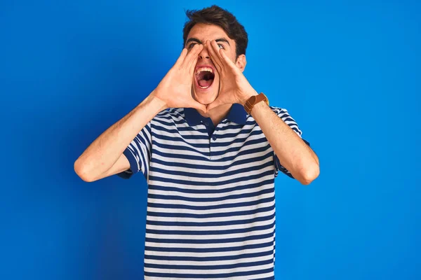 Tiener Jongen Dragen Casual Shirt Staan Blauw Geïsoleerde Achtergrond Schreeuwen — Stockfoto