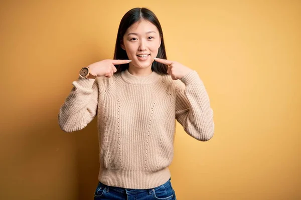 바탕에 스웨터를 손가락 입으로 미소를 아름다운 아시아 건강에 — 스톡 사진