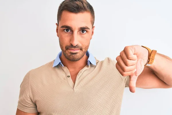 Jovem Homem Bonito Vestindo Elegante Camiseta Sobre Fundo Isolado Com — Fotografia de Stock