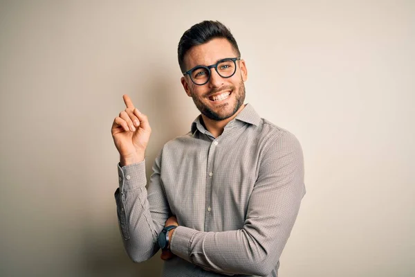 Homem Bonito Jovem Vestindo Camisa Elegante Óculos Sobre Fundo Branco — Fotografia de Stock