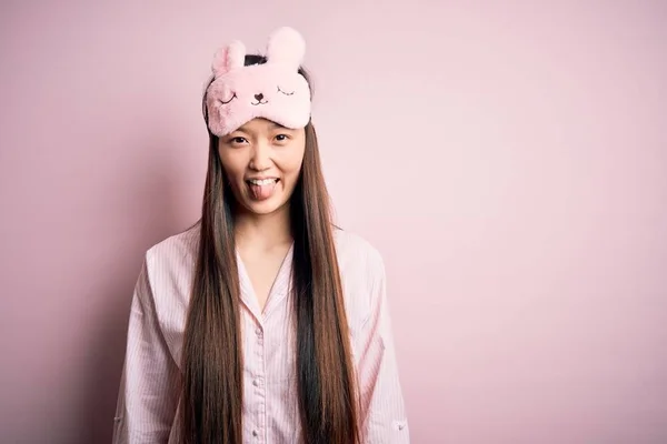 Jovem Mulher Asiática Vestindo Pijama Máscara Sono Sobre Rosa Isolado — Fotografia de Stock