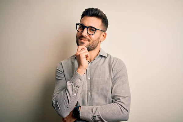 Joven Hombre Guapo Con Camisa Elegante Gafas Sobre Fondo Blanco —  Fotos de Stock