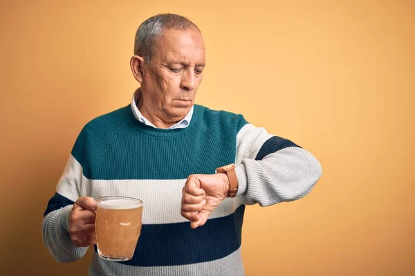 Senior Pohledný Muž Pití Sklenice Piva Stojící Nad Izolovaným Žlutým — Stock fotografie