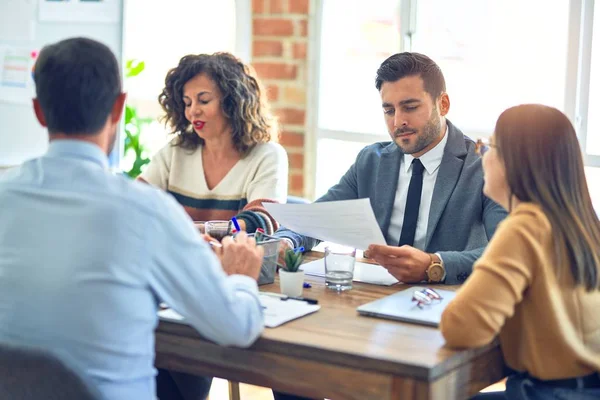 Gruppe Von Geschäftsleuten Die Zusammenarbeiten Schreibtisch Sitzen Und Büro Dokumente — Stockfoto