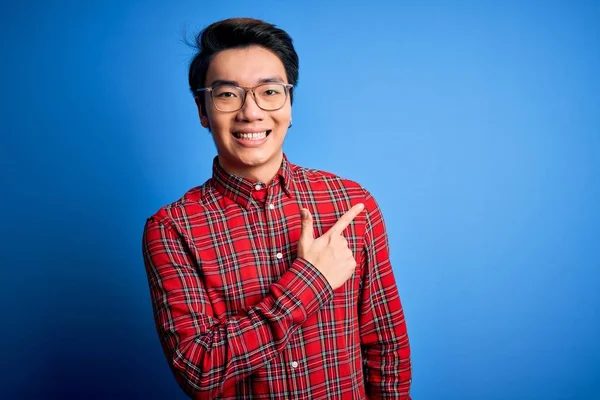 Молодий Красивий Китайський Чоловік Одягнений Повсякденну Сорочку Окуляри Над Синім — стокове фото