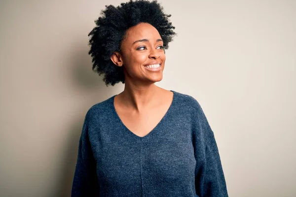 Fiatal Gyönyörű Afro Amerikai Göndör Haj Visel Alkalmi Pulóver Néz — Stock Fotó