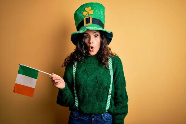 Красивая Патриотичная Кудрявая Женщина Шляпе Ирландским Флагом Празднует День Святого — стоковое фото