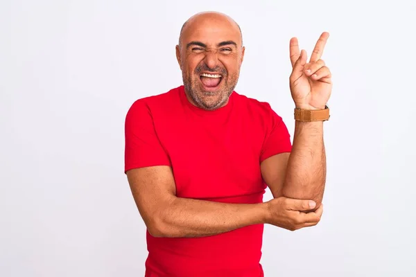 Homem Bonito Meia Idade Vestindo Camiseta Casual Vermelha Sobre Fundo — Fotografia de Stock