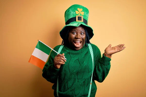 Size African American Woman Wearing Green Hat Holding Irish Flag — Stok fotoğraf