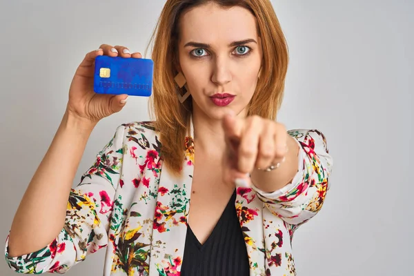 Rothaarige Kaukasische Geschäftsfrau Hält Kreditkarte Über Isoliertem Hintergrund Und Zeigt — Stockfoto