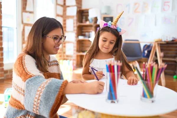 Belle Enseignante Tout Petit Portant Diadème Licorne Utilisant Papier Des — Photo