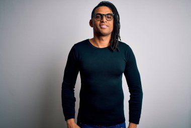 Rastgele tişört giyen, mutlu ve havalı bir gülümsemesi olan gözlüklü Afro-Amerikan genç adam. Şanslı kişi..