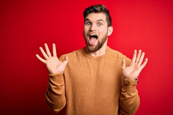 Joven Hombre Rubio Con Barba Ojos Azules Con Camisa Casual —  Fotos de Stock