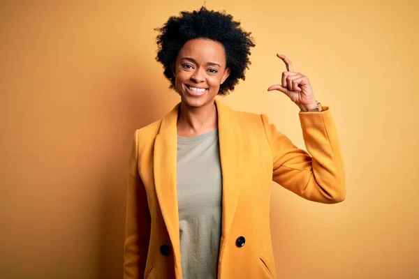 Молода Афроамериканська Бізнесменка Кучерявим Волоссям Одягнена Жовту Куртку Посміхається Впевнено — стокове фото
