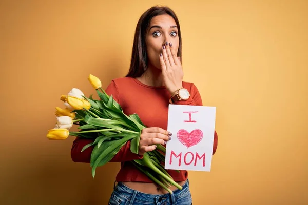 Schöne Frau Feiert Muttertag Mit Liebesmama Botschaft Und Strauß Tulpen — Stockfoto