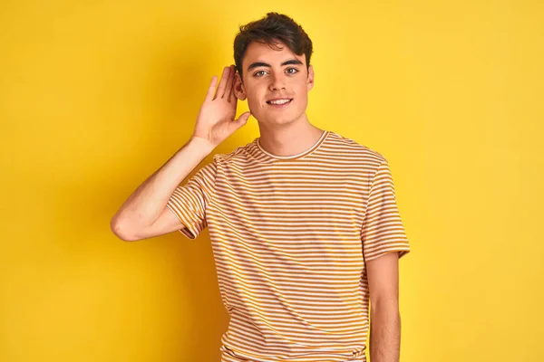 Εφηβικό Αγόρι Που Φοράει Κίτρινο Μπλουζάκι Πάνω Από Απομονωμένο Φόντο — Φωτογραφία Αρχείου