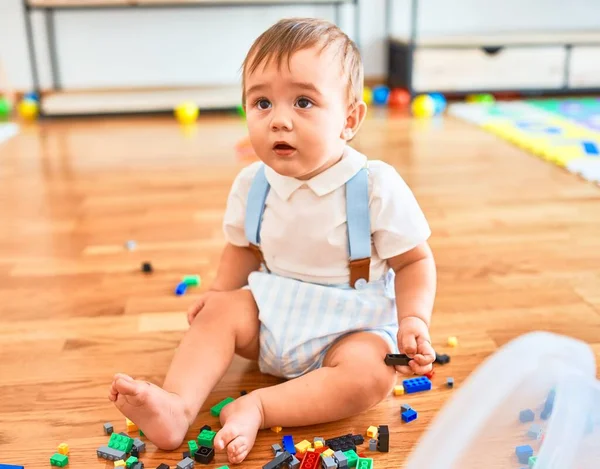 可爱的幼儿在幼儿园玩很多玩具 — 图库照片