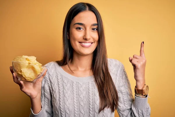 Jong Mooi Brunette Vrouw Holding Bowl Met Snack Aardappel Chips — Stockfoto