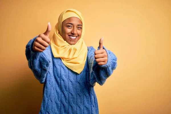 Junge Afrikanisch Amerikanische Afro Frau Trägt Muslimischen Hijab Über Isoliertem — Stockfoto