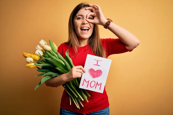 Mulher Bonita Segurando Papel Com Amor Mãe Mensagem Tulipas Celebrando — Fotografia de Stock