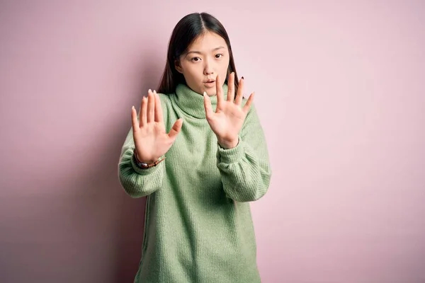 Jovem Bela Mulher Asiática Vestindo Camisola Verde Inverno Sobre Rosa — Fotografia de Stock